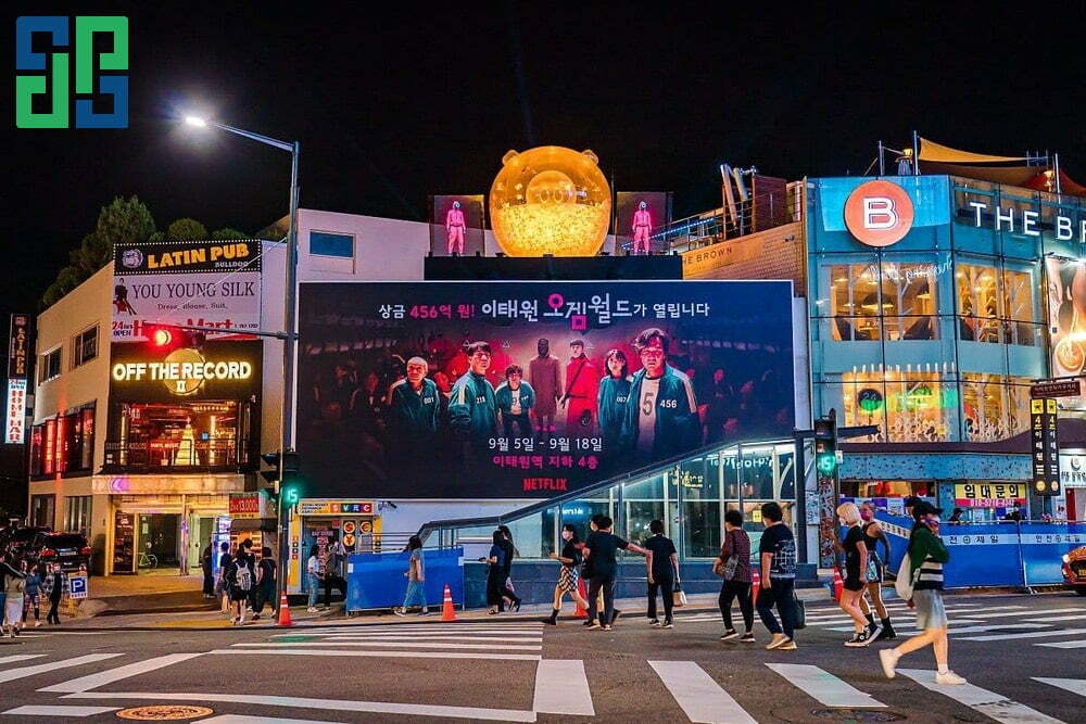 Netflix is also willing to play hard! Let Itaewon street be filled with images of Squid Game