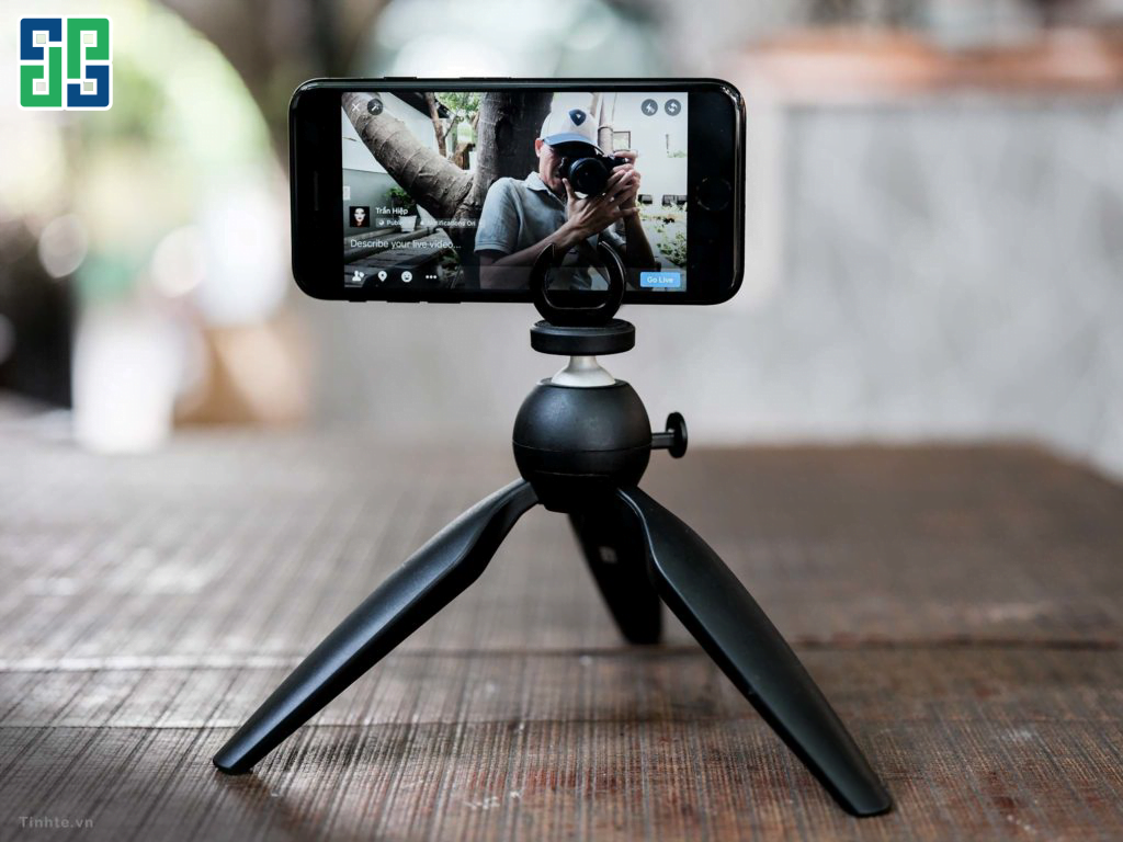 Use a tripod to fix the phone so that the image does not shake or lose focus