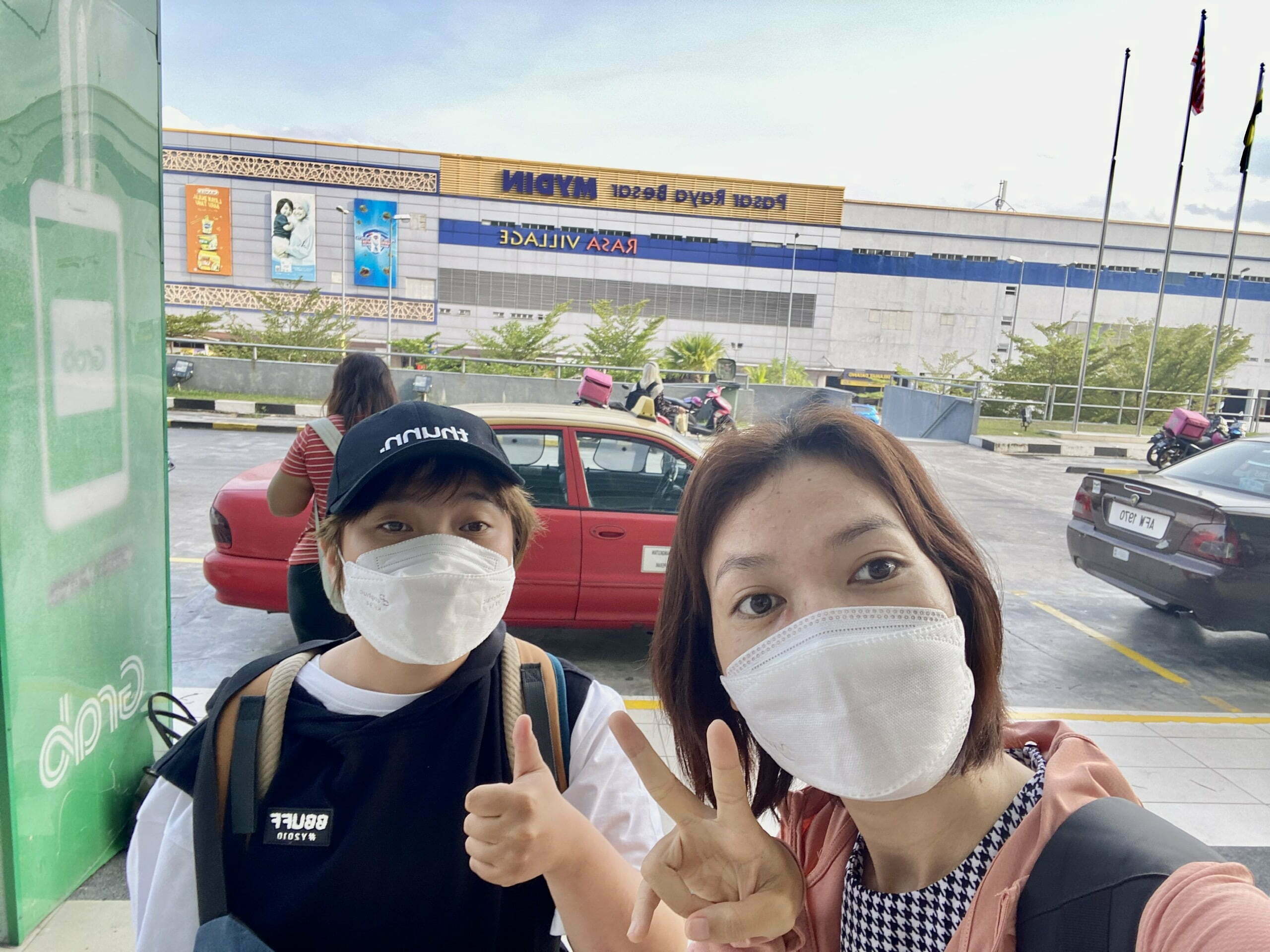 Gương mặt hớn hở của 2 chị em khi đã đến Malaysia an toàn. 