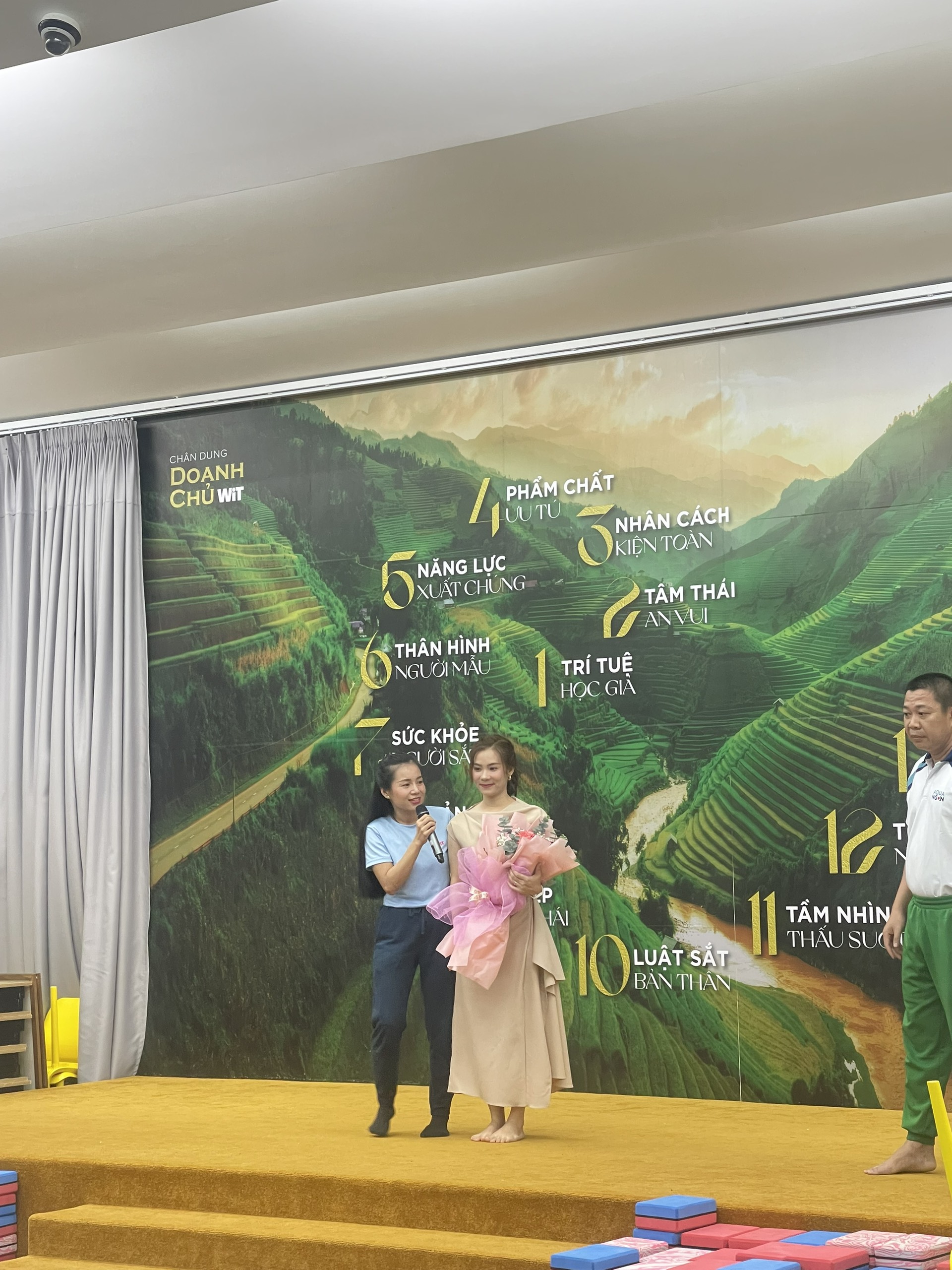 Ms. Khả Vân nhận hoa và chụp ảnh lưu niệm cùng chương trình 